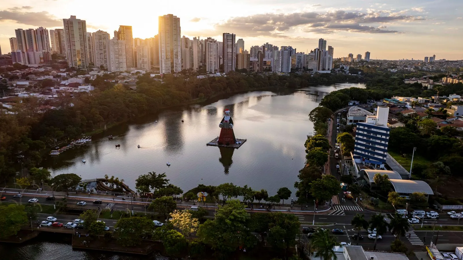 Vista do Lago Igapó e da cidade de Londrina